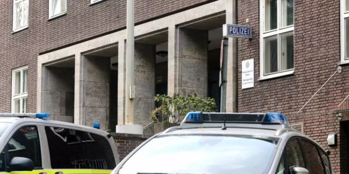 Rund 30 Polizisten in NRW sollen jahrelang rechtsextremistischen Chat-Gruppen angehört haben. Foto: Roland Weihrauch/dpa Rund 30 Polizisten in NRW sollen jahrelang rechtsextremistischen Chat-Gruppen angehört haben. Foto: Roland Weihrauch/dpa