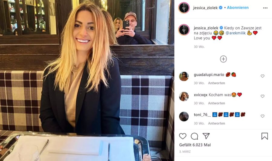 Jessica lächelt für Arkadiusz Milik in einem Restaurant.