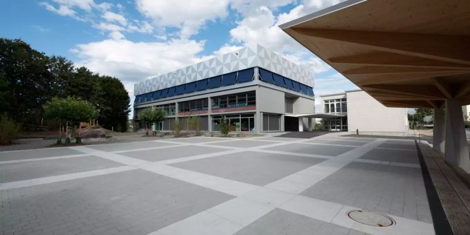 Die Schule Hellwisstrasse in Volketswil.