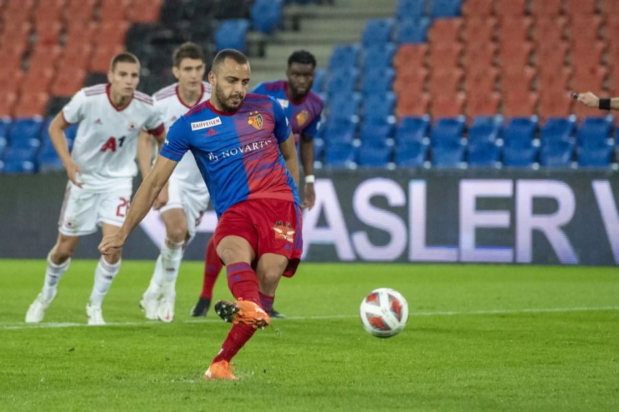 Der FC Basel geht durch Arthur Cabral per Penalty in Führung.