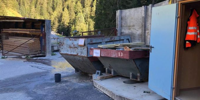 Ein Mann wurde bei einem Arbeitsunfall verletzt. (Symbolbild) Mann bei Arbeitsunfall verletzt