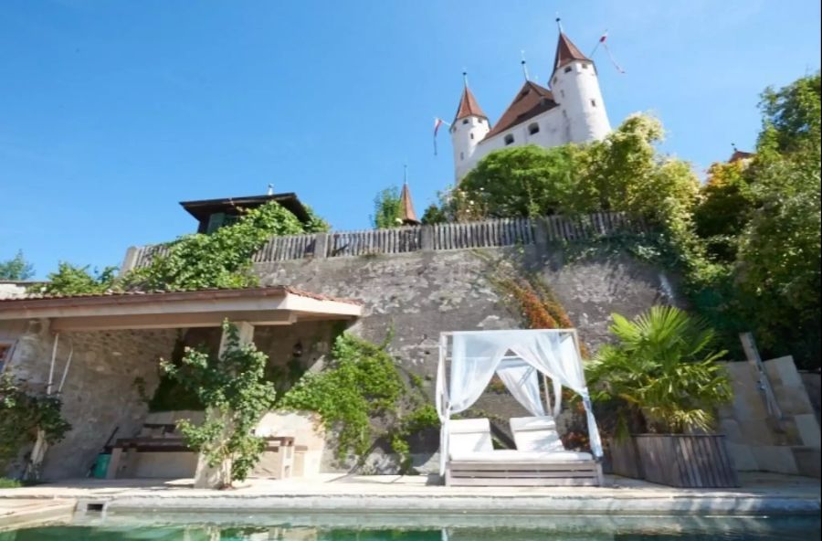 Die Villa liegt direkt vor dem Schloss Thun.