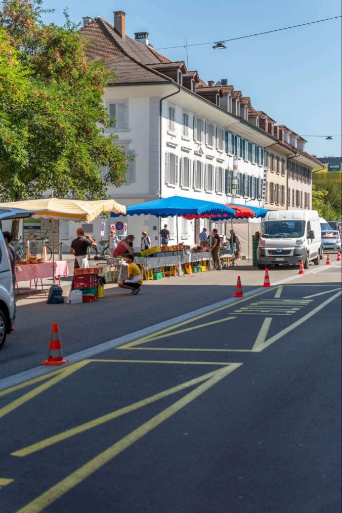 Der Gemüsemarkt in Aarau findet jeden Samstag Morgen statt.