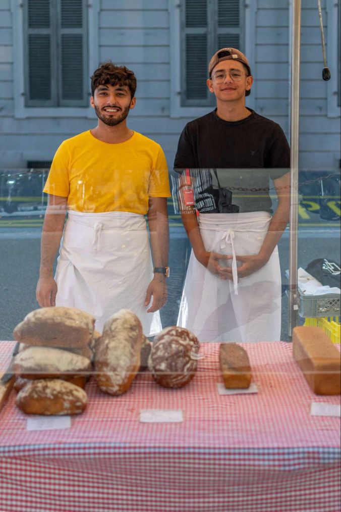 (v.l.) Mizgin und Wiliam mit ihrem Brotstand.
