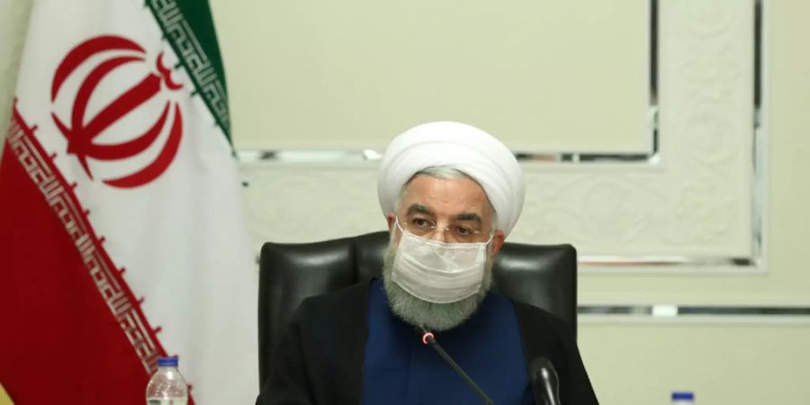 HANDOUT - Hassan Ruhani, Präsident des Iran, trägt einen Mundschutz während er eine Sitzung des Nationalen Komitees zur Bekämpfung des Coronavirus leitet. Foto: -/Iranian Presidency/dpa - ATTENTION: editorial use only and only if the credit mentioned above is referenced in full