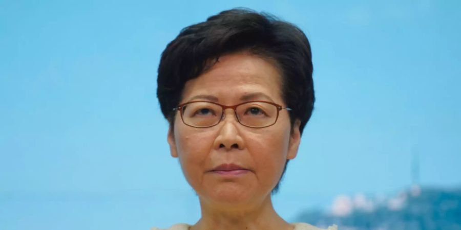 ARCHIV - Carrie Lam, Regierungschefin der chinesischen Sonderverwaltungszone Hongkong, nimmt Fragen von Journalisten bei einer Pressekonferenz entgegen. Nach britischer Kritik an Chinas Sicherheitsgesetz hat sich die Regierungschefin von Hongkong, Carrie Lam, von der britischen Elite-Universität Cambridge getrennt. Foto: Vincent Yu/AP/dpa