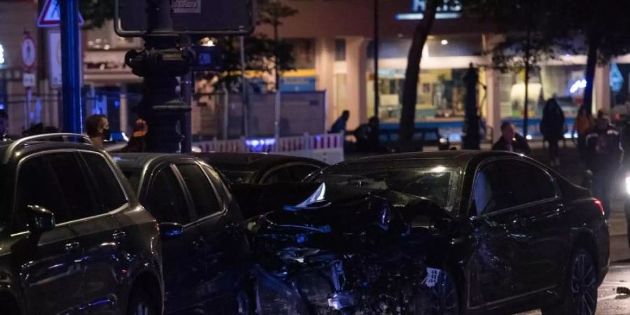 Ein beschädigter PKW steht an der Kreuzung Kurfürstendamm und Cicerostrasse in Berlin. Bei dem Unfall traf dieser Wagen ein anderes Fahrzeug, das sich anschliessend überschlug. Foto: Paul Zinken/dpa