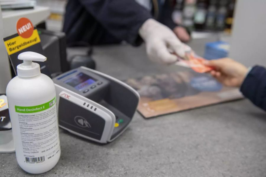 Desinfektionsmittel steht in einem Tankstellen-Shop an der Kasse bereit. Ein Nau.ch-Test zeigt aber, dass in Läden das Desinfektionsmittel nicht immer bereitsteht. (Symbolbild)