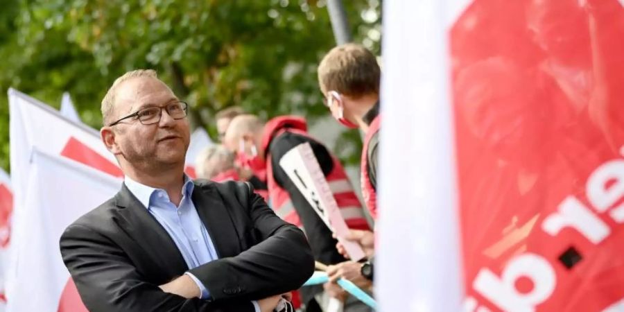Weist darauf hin, dass die Kommunen laut Steuerschätzung 2022 wirtschaftlich gesehen wieder auf Vorkrisenniveau sind: Verdi-Chef Frank Werneke. Foto: Britta Pedersen/dpa-Zentralbild/dpa