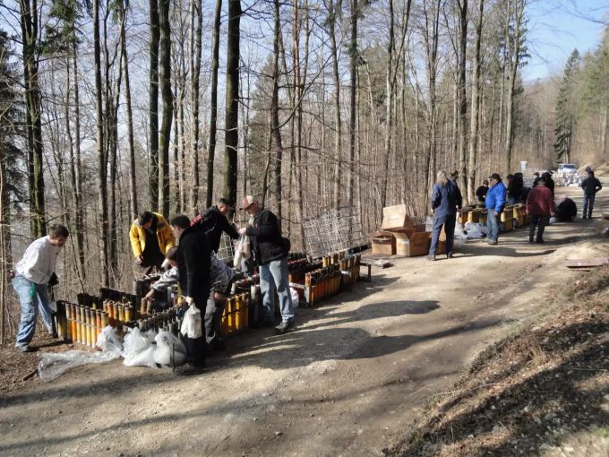 Der Vogelherdclub tritt jeweils gegen den Ravellenclub an; hier werden die zig Feuerwerkskörper vorbereitet. Feuerwerk Sonnwendfeier Oensingen