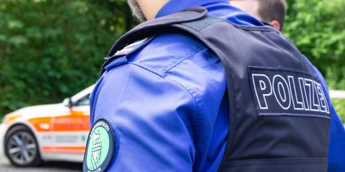 Zwei Polizisten der Kantonspolizei St. Gallen. Oberriet SG