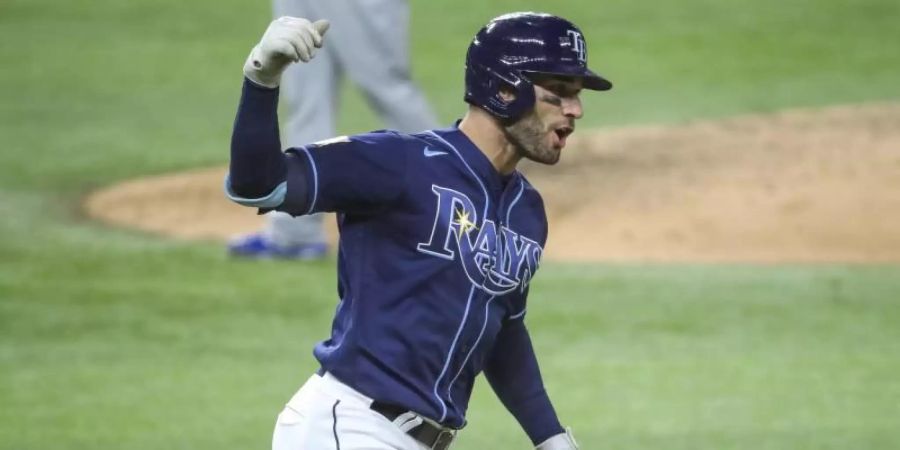 Kevin Kiermaier von den Tampa Bay Rays feiert seinen Homerun. Foto: Dirk Shadd/Tampa Bay Times via ZUMA Wire/dpa