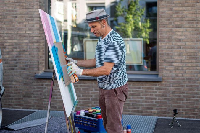 Pirmin Breu konzentriert auf sein Werk.