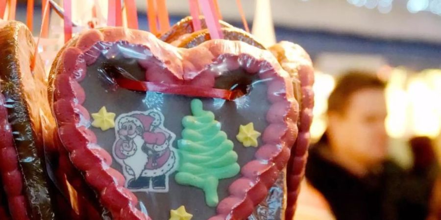 Trotz grosser Unsicherheiten bereiten sich mehrere Städte auf die Weihnachtsmarktsaison vor. Foto: David Schwarz/dpa/Symbolbild