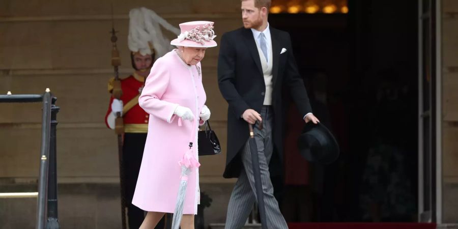 Ein Bild aus vergangenen Tagen: Queen Elizabeth und Prinz Harry. Ausgerechnet die Queen könnte ihrem Enkel nun einen Strich durch die Rechnung machen.