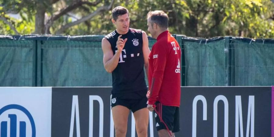 Bayern-Trainer Hansi Flick hofft auf die Treffsicherheit seines Top-Stürmers Robert Lewandowski. Foto: Matthias Balk/dpa
