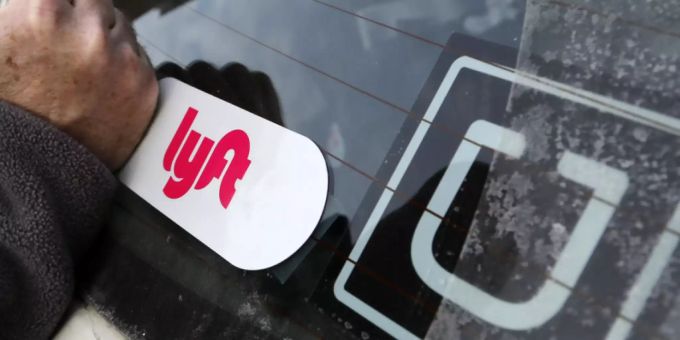 Der Fahrdienstanbieter Lyft, ein Konkurrenz zu Uber, hat im abgelaufenen Geschäftsquartal deutlich weniger Umsatz generiert. (Archivbild) lyft