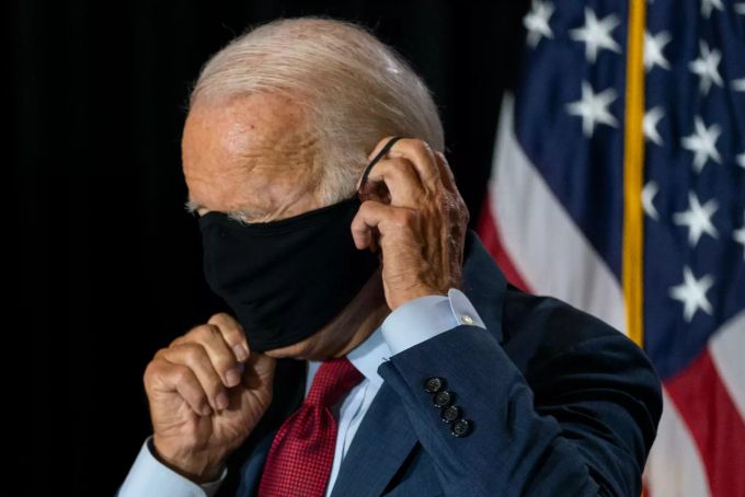 Joe Biden, demokratischer Bewerber um die Präsidentschaftskandidatur und ehemaliger US-Vizepräsident, zieht nach einer Rede im Hotel DuPont in Wilmington, Delaware seinen Mundschutz auf. Wahlkampf in den USA - Biden