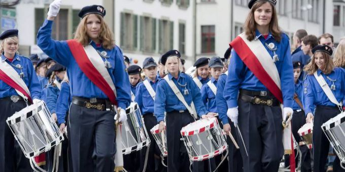 Kadetten schreiten am Ausschiessetumzug durch die Innenstadt in Thun. (Archivbild) Ausschiesset Thun
