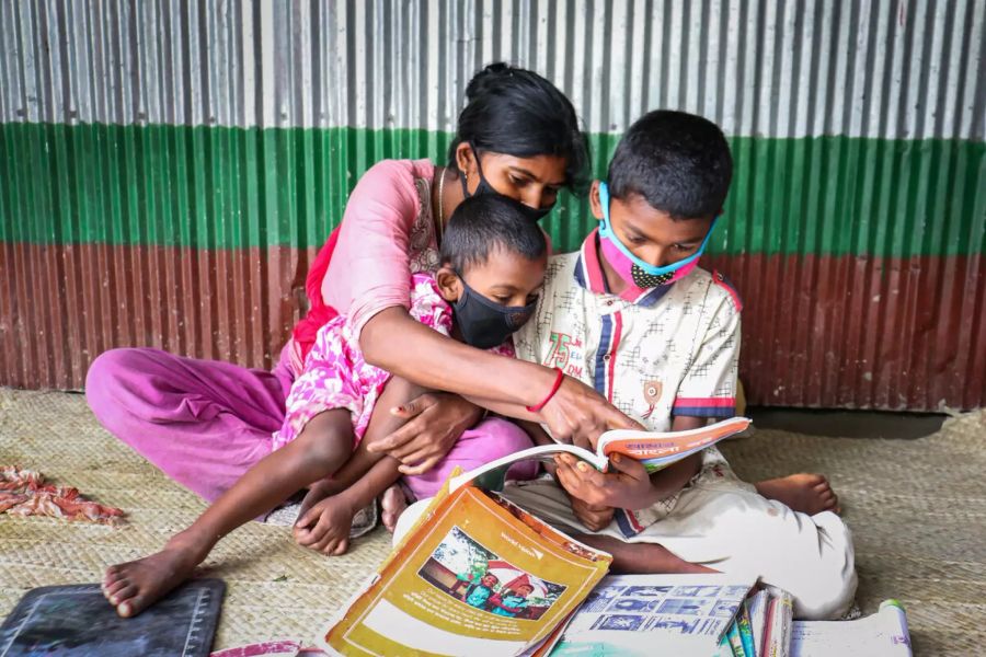 Mutter in Bangladesh mit Kindern