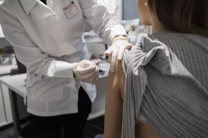 Eine Grippeimpfung wird in einer Amavita Apotheke einer Klientin verabreicht, fotografiert am 24. Januar 2020 in einer Filiale in Zürich. Grippeimpfung gratis Apotheke