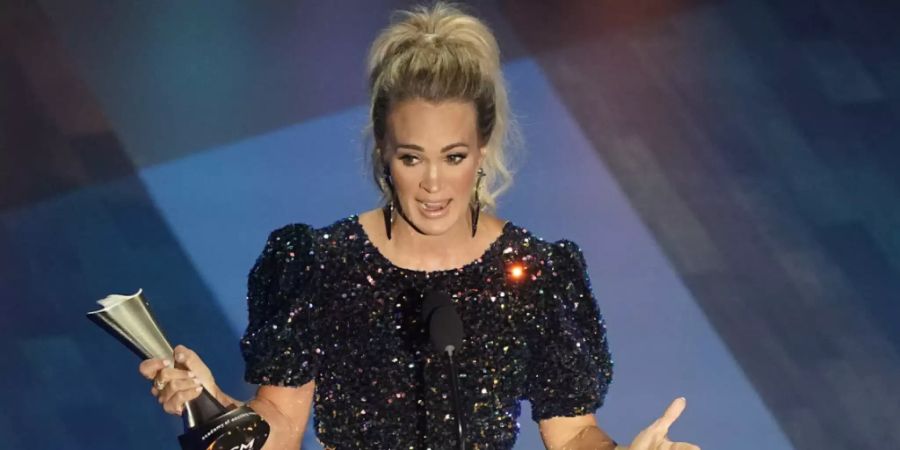 Carrie Underwood nimmt den Preis für den Entertainer des Jahres mit Thomas Rhett während der 55. jährlichen Verleihung der Academy of Country Music Awards im Grand Ole Opry House. Foto: Mark Humphrey/AP/dpa