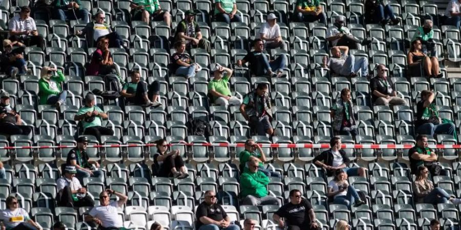 Für die Fans, die wieder in die Stadien dürfen gilt: Auch der Toilettengang will geplant sein. Foto: Bernd Thissen/dpa