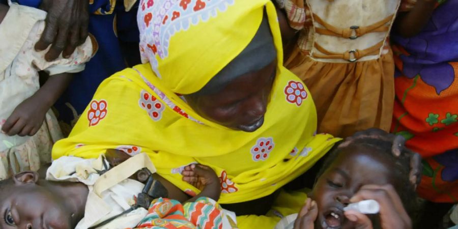 Sudanesische Kinder 2004 bei der Impfung gegen Masern und Polio. Nun ist es wider Erwarten wieder soweit: Drei Tage, nachdem die WHO verkündet hat, Polio in Afrika sei ausgerottet, wurden 13 Fälle im Sudan bekannt. Es soll nicht der einzige Staat sein. (Archivbild)