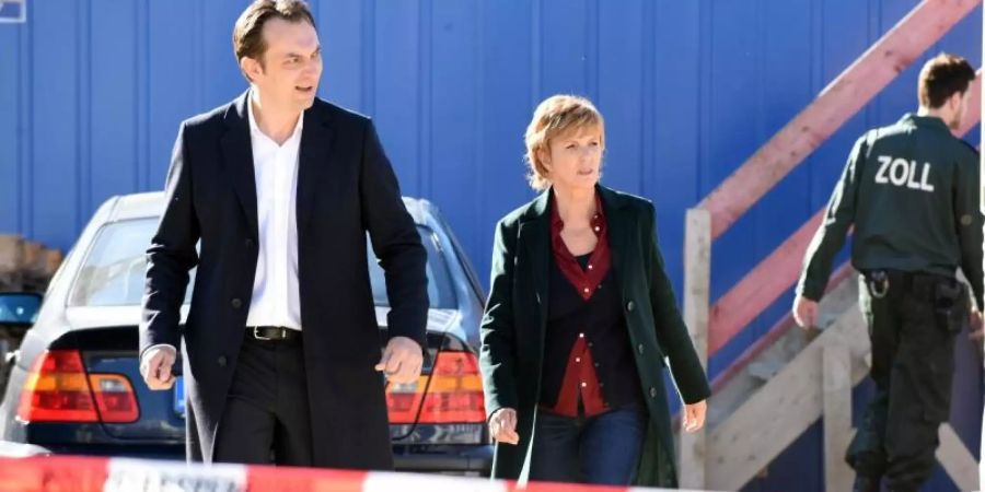 Steven Scharf und Ulrike Kriener in einer Szene des Films "Kommissarin Lucas: Die Unsichtbaren". Foto: Barbara Bauriedl/ZDF/dpa