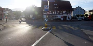 Rollerfahrerin von Auto erfasst