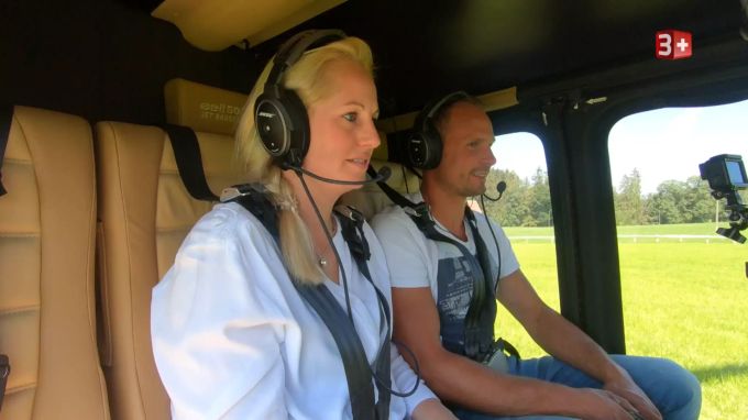 Hansueli und Hofdame Annabelle beim Heli-Ausflug. «Bauer ledig sucht»