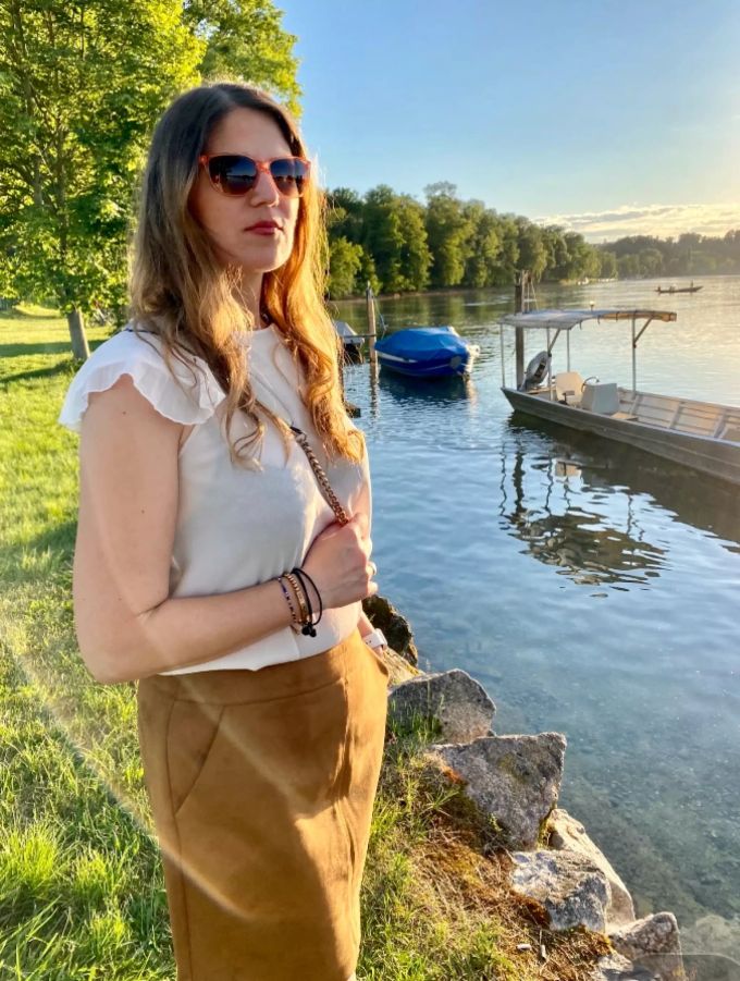 Francesca lässt sich von den Sonnenstrahlen erwärmen Frau am Wasser