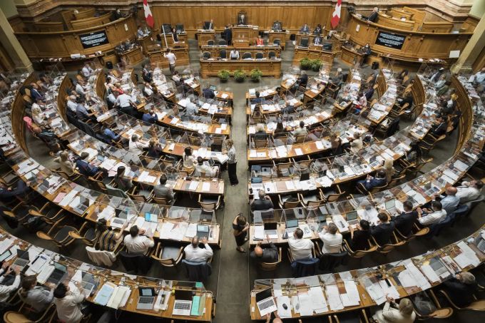 Die Mitglieder der Grossen Kammer diskutieren das Covid-19-Gesetz, an der Herbstsession der Eidgenoessischen Raete, am Mittwoch, 9. September 2020 im Nationalrat in Bern. Aufgrund der Krise um die Pandemie des Coronavirus, Covid-19 wurden die Pulte der Parlamentsmitglieder mit Plexiglas Scheiben eingerahmt. CORONAVIRUS, CORONA-VIRUS, COVID-19,