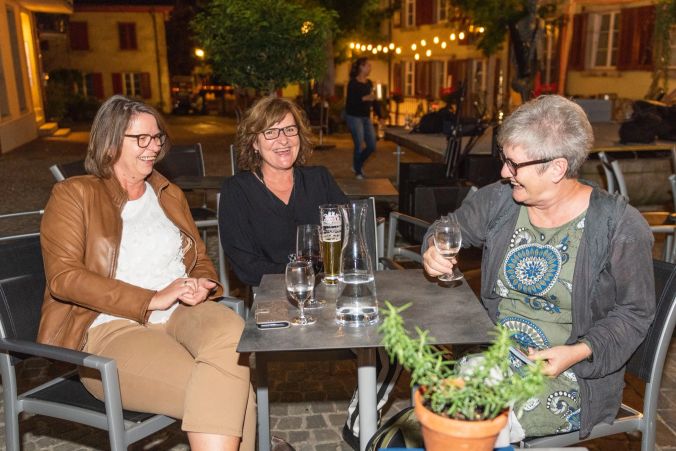 Anita Bucher kennt Susanne Müller beruflich, Annelis Strobel spielt selbst Saxophon.