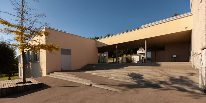 Das Schulhaus Näglimoos in Kloten Das Schulhaus Näglimoos in Kloten