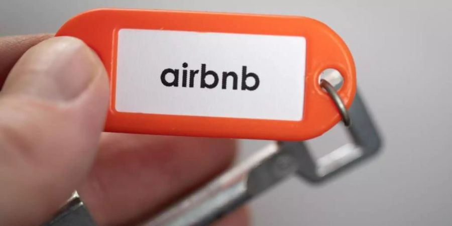 «airbnb» auf einem Schlüsselanhänger. Foto: Friso Gentsch/dpa/Symbol