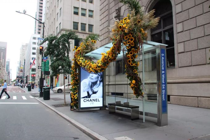 Eine Bushaltestelle an der Fifth Avenue ist Blumen geschmückt. Gedenken an «9/11»