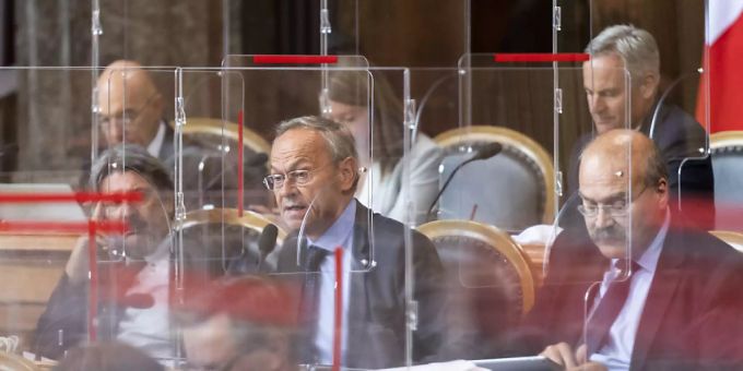 Geschützt hinter Plexiglasscheiben hat der Ständerat am Donnerstag die Diskussion über das Covid-19-Gesetz aufgenommen. Ständerat