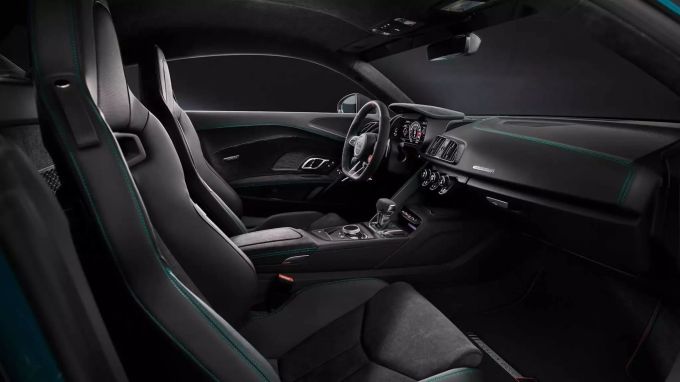 Das Interieur hebt sich nur durch grüne Nähte und einen Schriftzug auf den Fussmatten vom Standard-R8 ab. Audi R8 green hell