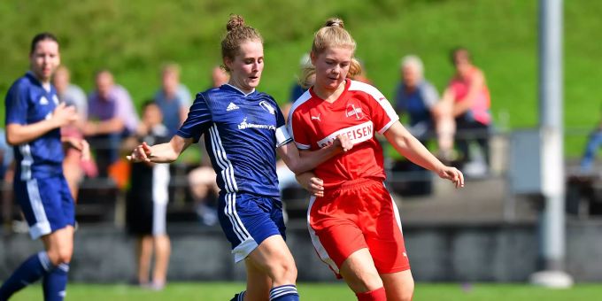 Stefanie Betschart im Zweikampf um den Ball.