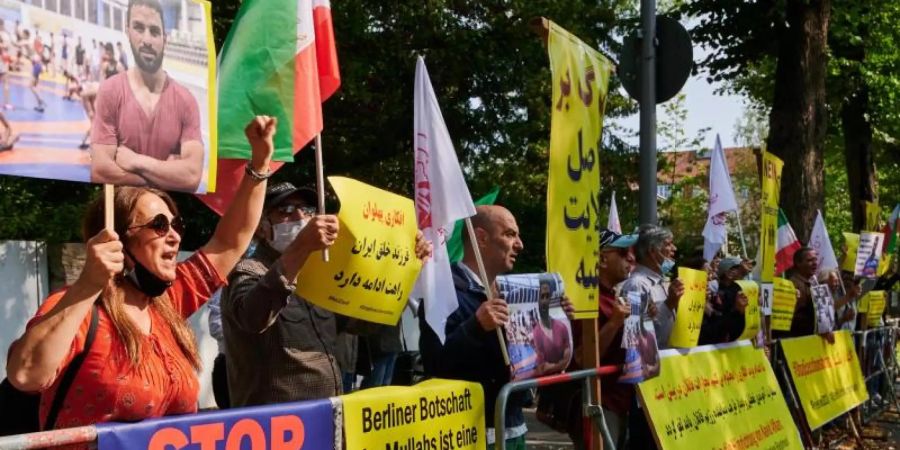 Die Hinrichtung des iranischen Ringers Navid Afkari führte auch in Deutschland zu heftigen Protesten. Foto: Annette Riedl/dpa