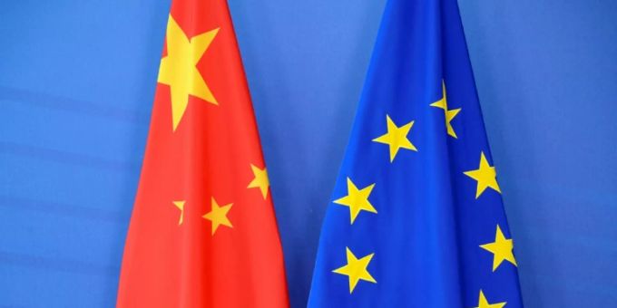 Flaggen Chinas und der EU Flaggen Chinas und der EU