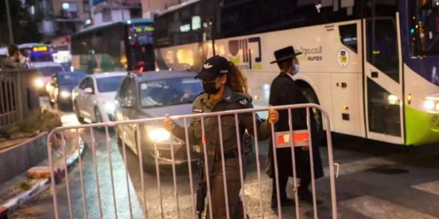 In den vergangenen Tagen waren bereits in vielen israelischen Städten und Ortschaften mit hohen Fallzahlen neue Einschränkungen verfügt worden. Foto: Oded Balilty/AP/dpa