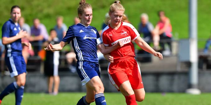 Stefanie Betschart im Zweikampf um den Ball. SC Schwyz