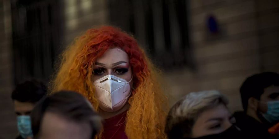Mitarbeiter im Gastgewerbe nehmen in Barcelona an einem Protest teil, der sich gegen verschärfte Massnahmen zur Eindämmung der Corona-Pandemie durch die katalanische Regierung richtet. Es sind Schliessungen im Gastgewerbe, sowie Einschränkungen sozialer Kontakte von bis zu zwei Wochen vorgesehen. Foto: Matthias Oesterle/ZUMA Wire/dpa