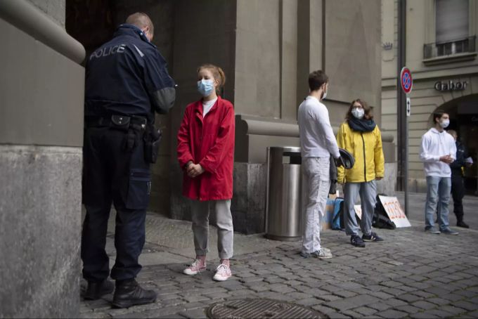 Klimaaktivisten werden bei der Berner Zytglogge von Polizisten kontrolliert, nachdem sie ein sogenanntes Die-In machten. Klimastreik zytglogge