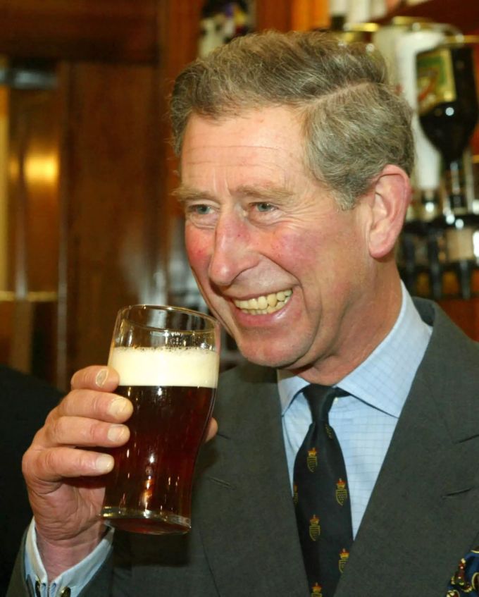 Charles gönnt sich ein Bier. charles
