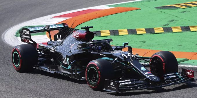 Mercedes-Pilot Lewis Hamilton hat sich die Pole-Position für das Formel-1-Heimspiel von Ferrari im italienischen Monza geholt. Lewis Hamilton