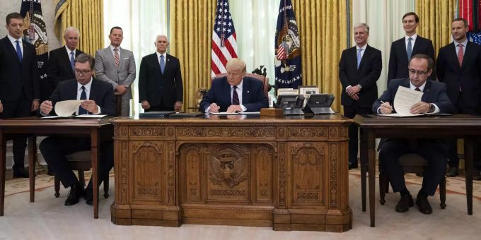 Donald Trump bei einem im Weissen Haus mit Aleksandar Vucic (l.) und Avdullah Hoti (r.). Trump