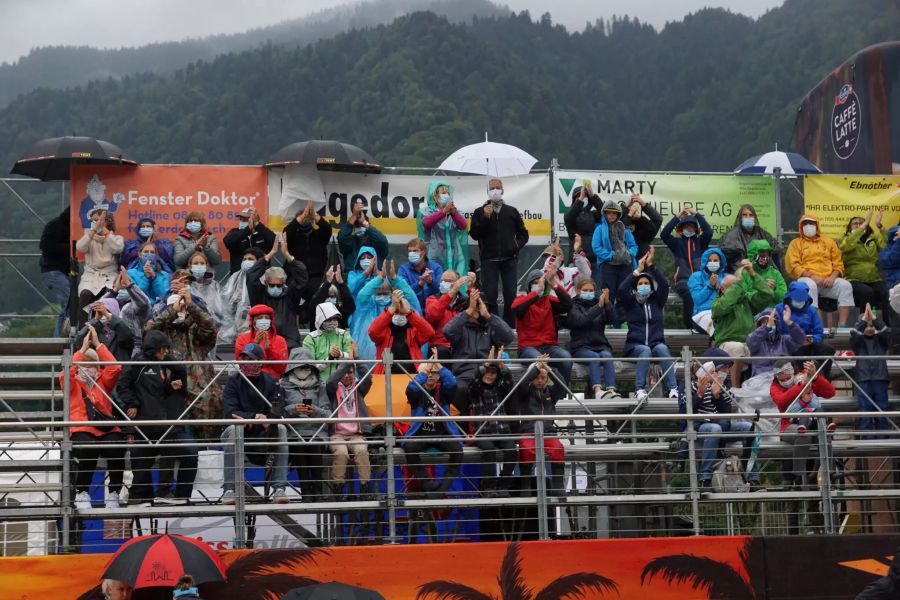 Die Zuschauerinnen und Zuschauer sorgten trotz nasskaltem Wetter am Sonntag für Stimmung.